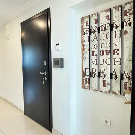 Sea Garden 2bd דירה *